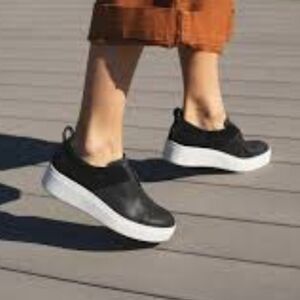 Toms Amber Leather Slip On Sneaker Size 8